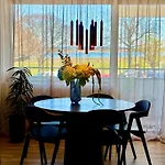 Seafront Lux Apt, Central, Beach, Direct Airport Metro *