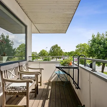 Seafront - Bright, Beach, Direct Airport Metro Appartement