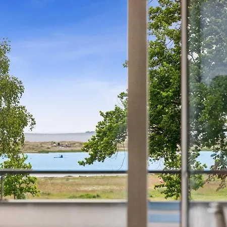 Seafront - Bright, Beach, Direct Airport Metro *