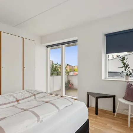Seafront Lux Apt, Central, Beach, Direct Airport Metro *
