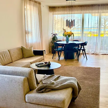 Seafront Lux Apt, Central, Beach, Direct Airport Metro Apartamento *