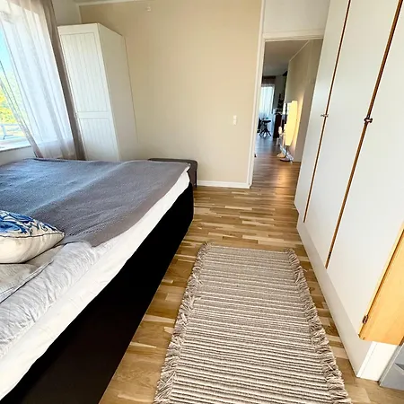 Seafront Lux Apt, Central, Beach, Direct Airport Metro アパート *