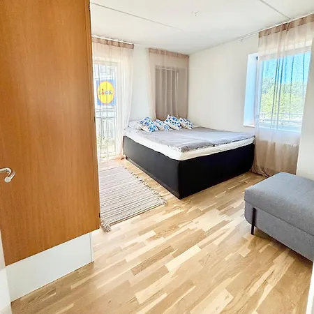 Seafront Lux Apt, Central, Beach, Direct Airport Metro *