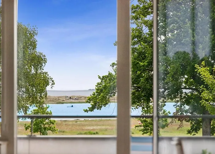 Seafront - Bright, Beach, Direct Airport Metro *