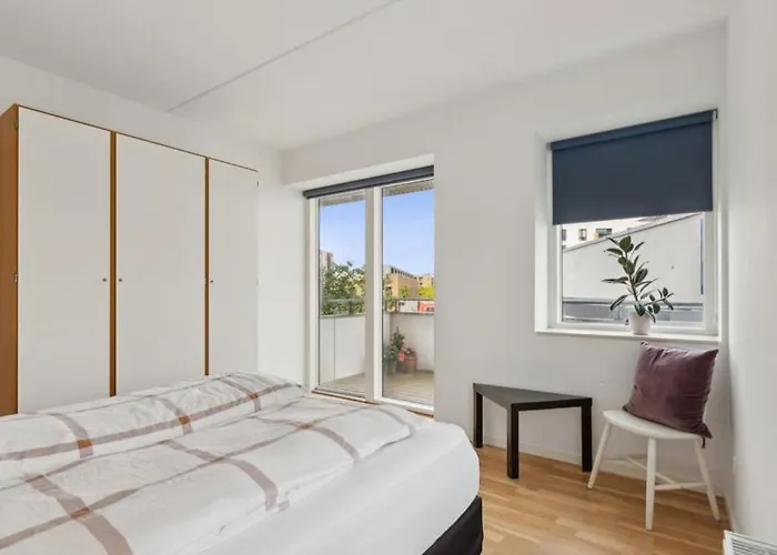 Seafront - Bright, Beach, Direct Airport Metro *