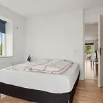 Apartment Seafront - Bright, Beach, Direct Airport Metro