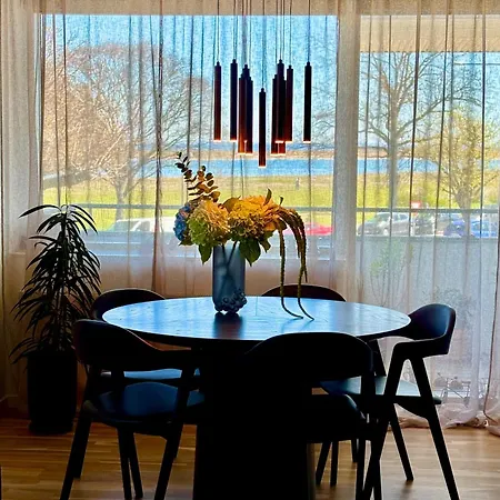 Seafront Lux Apt, Central, Beach, Direct Airport Metro *