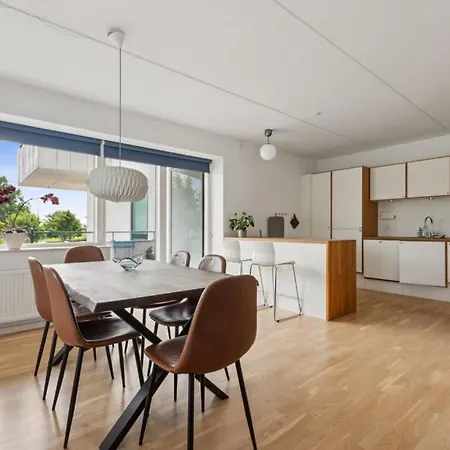 Apartment Seafront - Bright, Beach, Direct Airport Metro *