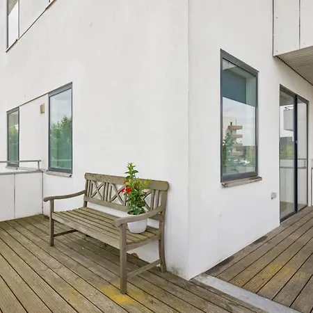 Seafront - Bright, Beach, Direct Airport Metro Apartment