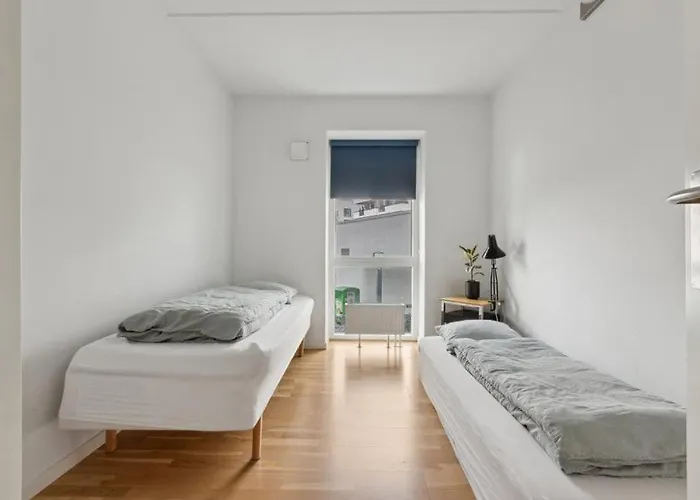 Apartment Seafront - Bright, Beach, Direct Airport Metro *